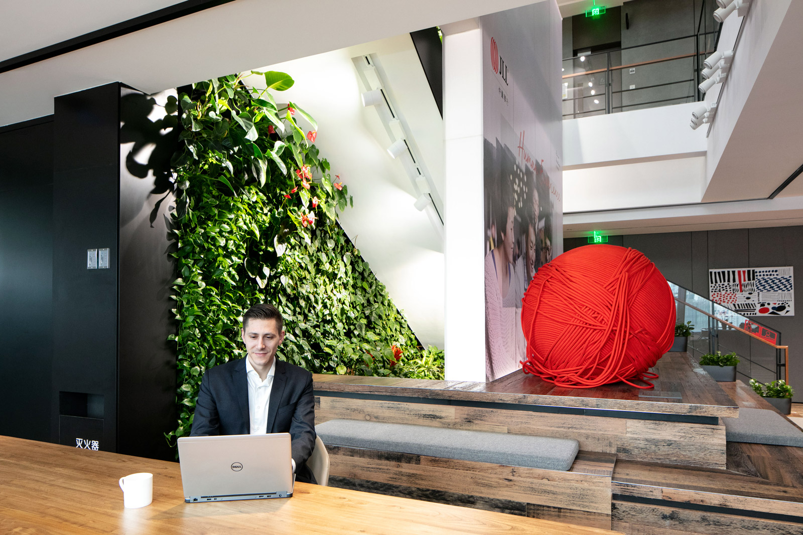 Mingzhu Nerval vertical living wall experts created a healthy nature workspace at JLL in Shanghai, 2017