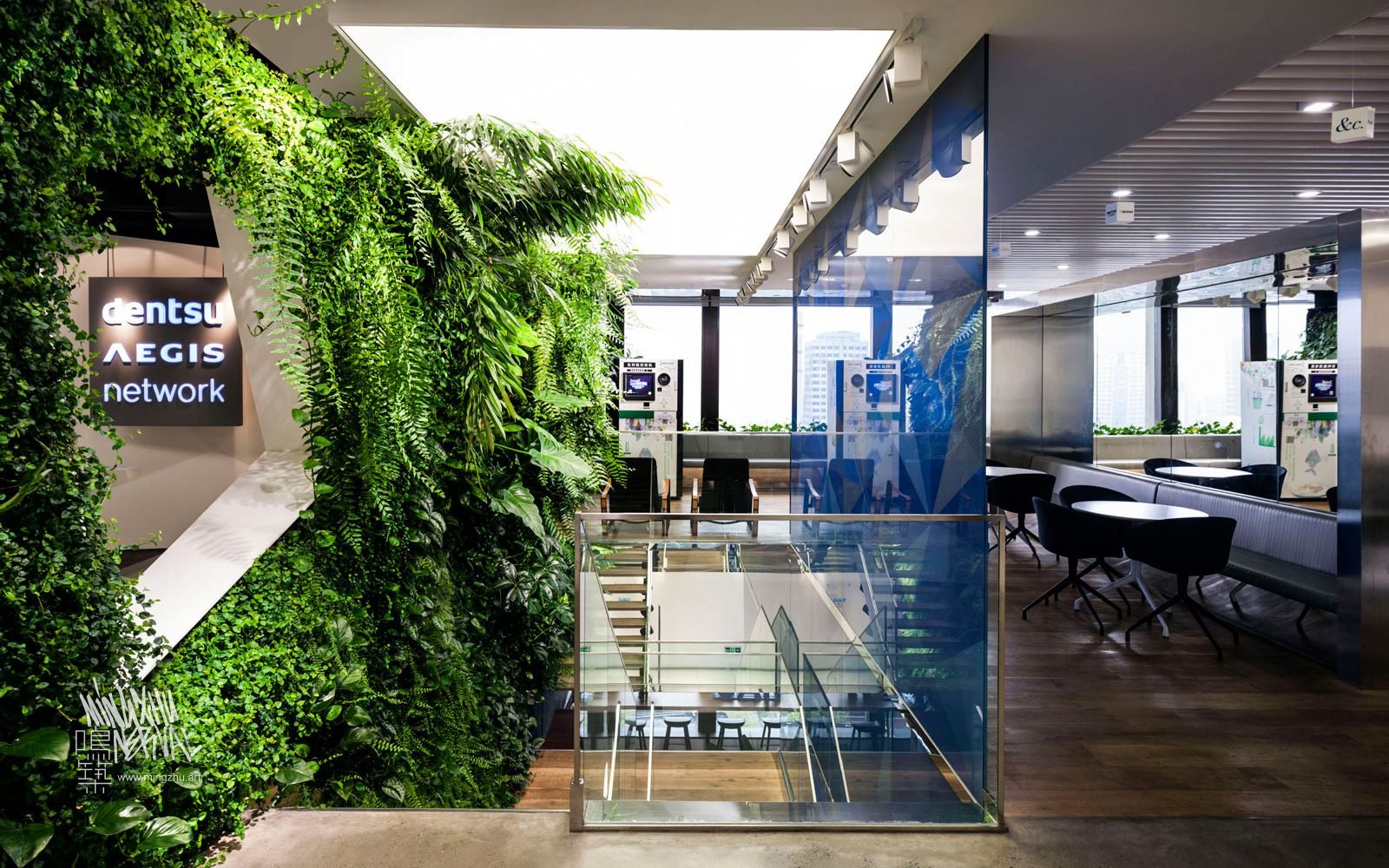 At Mingzhu Nerval, we thrive at creating the most beautiful vertical gardens in the world. For Dentsu Aegis, we created a terrific living wall design - Shanghai, 2016.