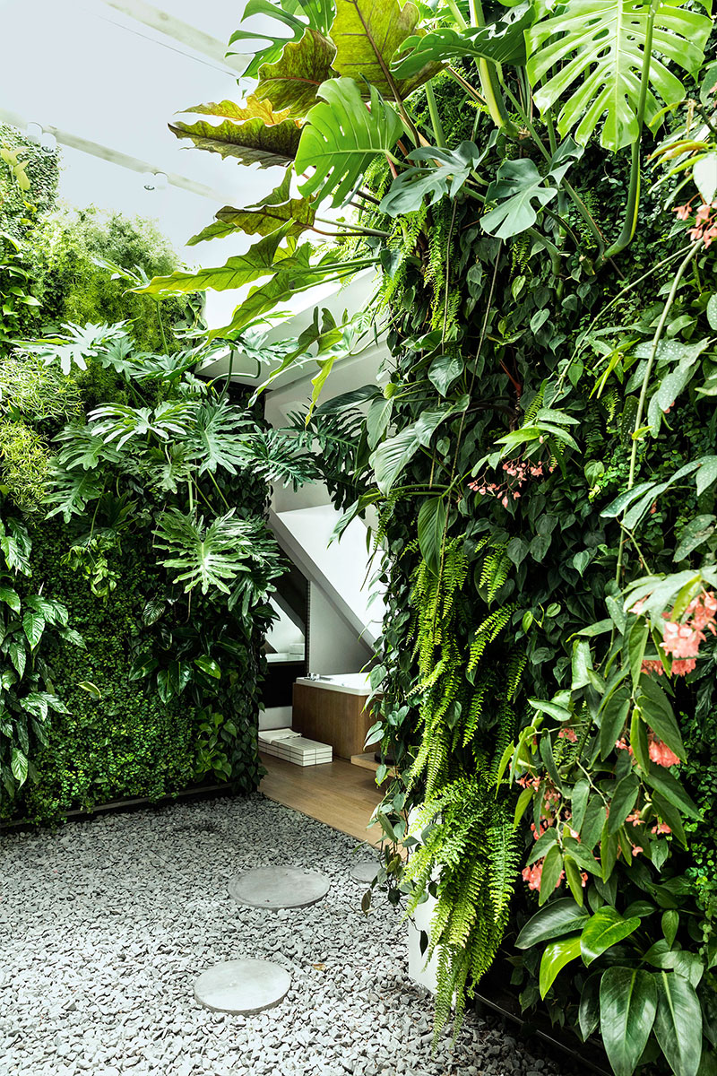 Mingzhu Nerval, Beautiful indoor gardens to bring nature to you, vertical living wall design for this luxury apartment in Shanghai, 2013